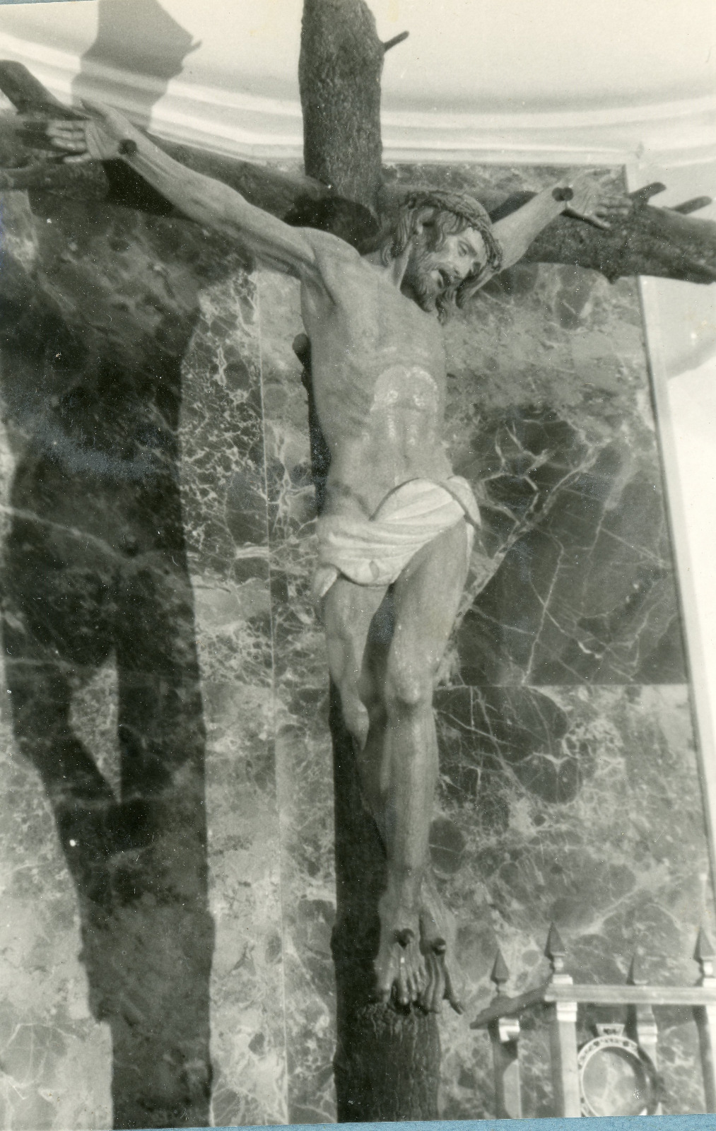 Crucificado en su primera ubicación. Seminario Menor de Hellín (Albacete). Foto: Fundación José Zamorano.