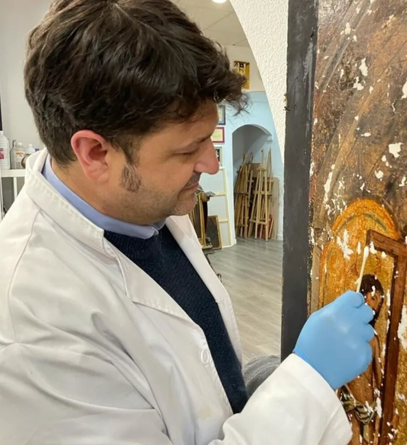Pablo Nieto trabaja en una de las pinturas halladas en el retablo. - Foto: V. N