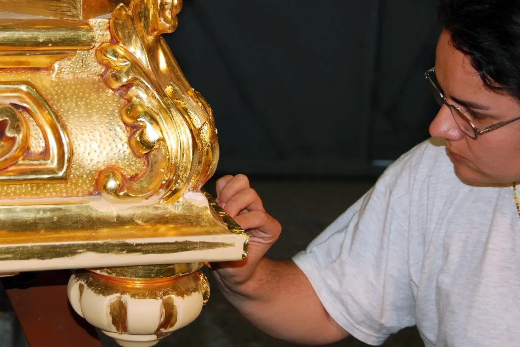 Trono Santa María Magdalena de Hellín. Autor: Coullaut Valera</p>
<p>DISEÑAMOS TRONOS NUEVOS Y RESTAURAMOS LOS ANTIGUOS<br />
Por nuestro taller han pasado numerosas obras, así como elaboración de tronos de nueva creación y la restauración de tronos antiguos.</p>
<p>Habitualmente colaboramos con tallistas para dorar sus piezas y diseñamos tronos de nueva construcción que ellos mismos ejecutan.</p>
<p>Especial importancia tienen los trabajos realizados por nuestro equipo de  doradores con una amplia experiencia en la técnica del dorado al agua siguiendo las técnicas tradicionales.</p>
<p>También se realizamos trabajos con oro falso, tanto al agua como al mixtión.</p>
<p>Trono Santa María Magdalena de Hellín. Autor: Coullaut Valera